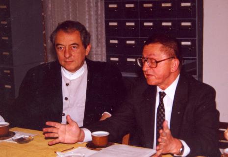 Konferencja prasowa w czytelni biblioteki ms, Daniel Buren i dyr. Ryszard Stanisławski (ms)